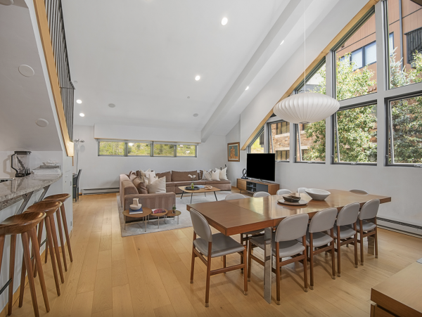 Luxury Vail Village 4 Bedroom Vacation Condo - Walk to Lifts